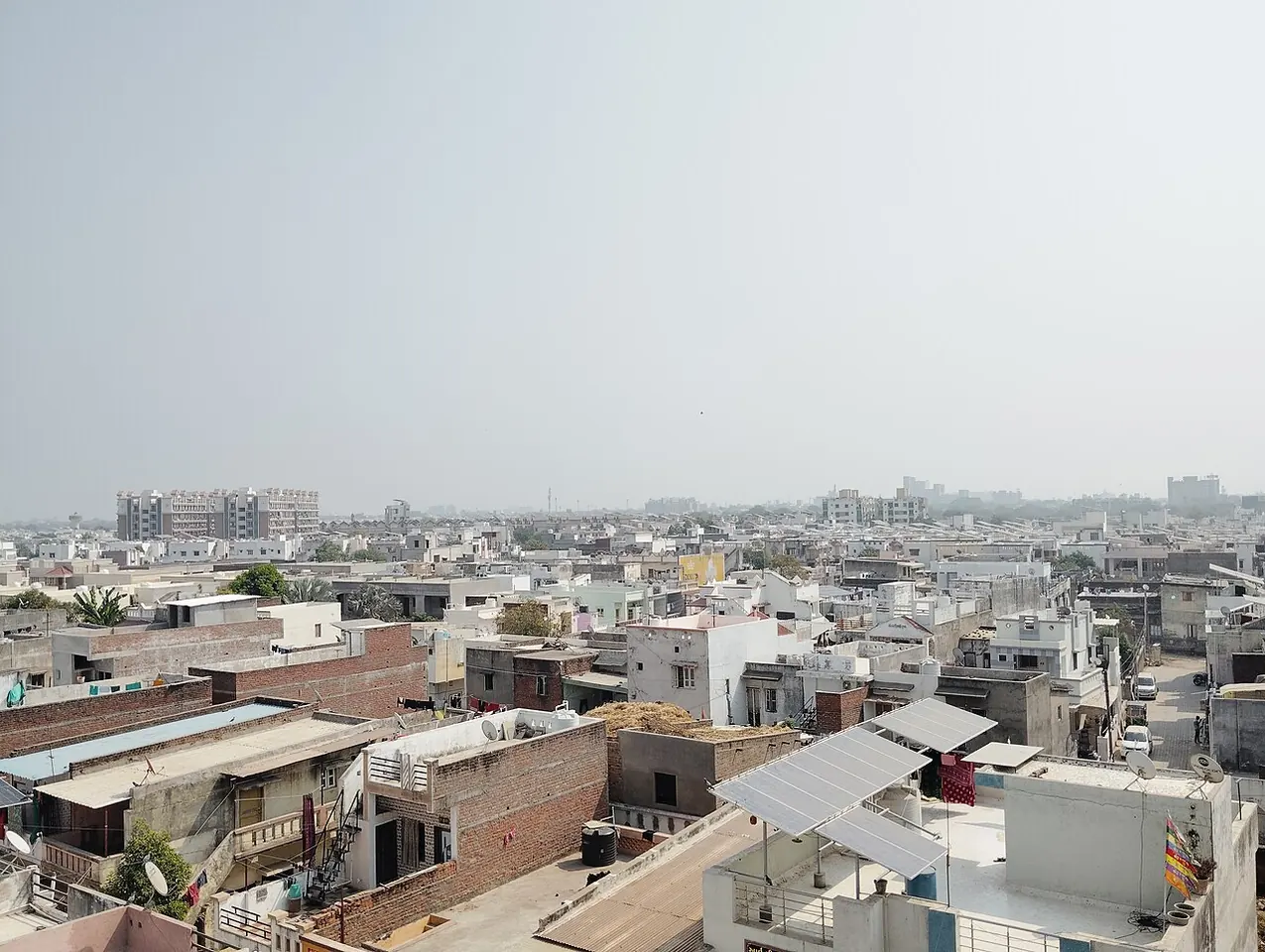 गुजरात के मेहसाणा में घरों की छतों पर लगे सोलर पैनल