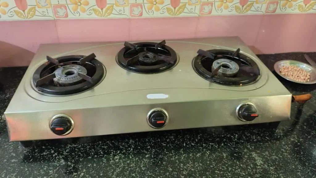 खाना पकाने के लिए तीन बर्नर वाला घरेलू गैस चूल्हा